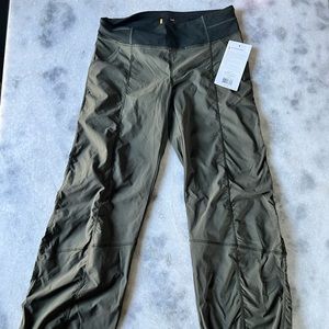 NWT Lucy Get Going Pant in Forest. Size small